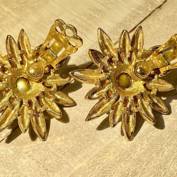 CORO Vintage Chic Signed Gold Tone Flower Rhinestone Clip Back Earrings Classic - Picture 7 of 10